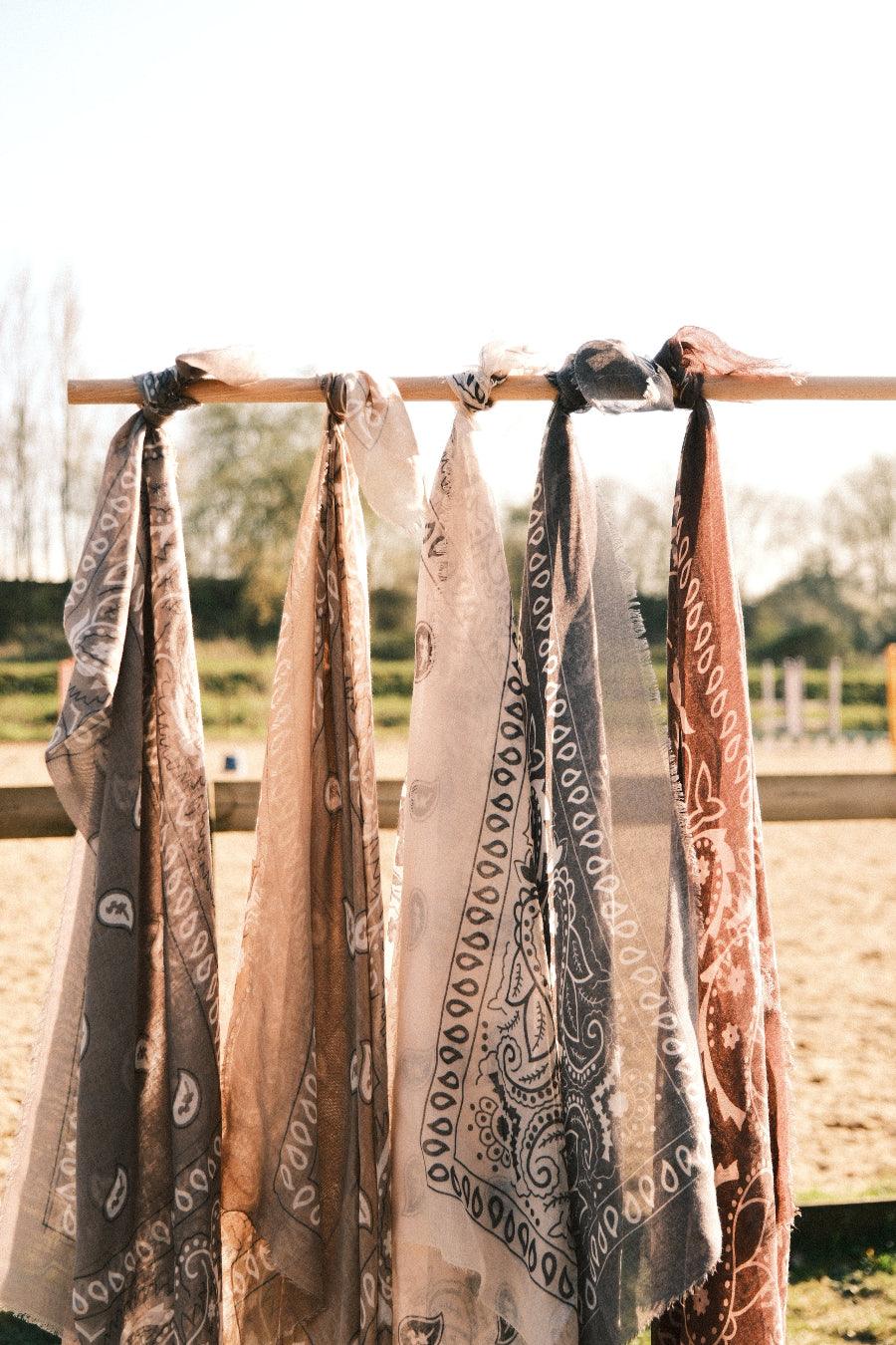 Grands foulards en Soie : L'Élégance au Quotidien Mamoune collection