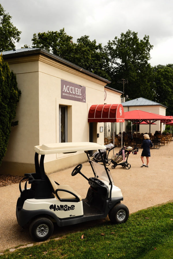 Voiturette Mamoune devant le Golf du Champ de Bataille